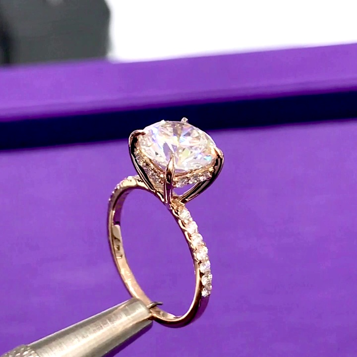 18kt rose gold Engagement Ring with 2 carat lab diamond at the center (Color: E | Clarity: VS1 | Round Cut) and natural E / VVS grade Setting Diamonds.